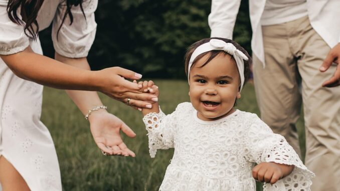 glückliche beziehung mit baby: tipps und ratschläge für harmonisches familienleben und liebevolle eltern-kind-bindung.