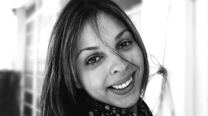 entdecken sie das zauberhafte erste l&auml;cheln &ndash; der beginn unvergesslicher momente voller freude und w&auml;rme.