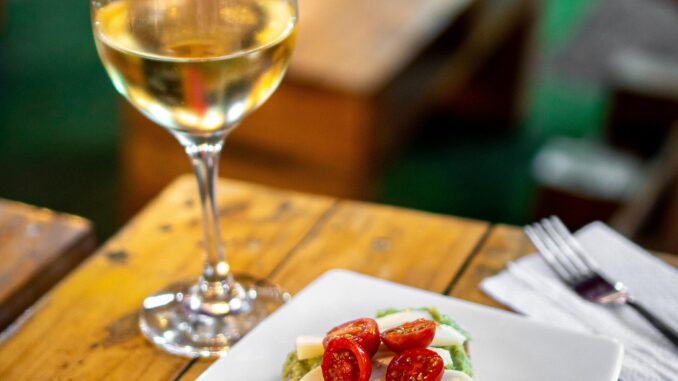 entdecken sie die perfekte harmonie zwischen wein und speisen mit unseren tipps zum wine and food pairing f&uuml;r ein unvergessliches geschmackserlebnis.